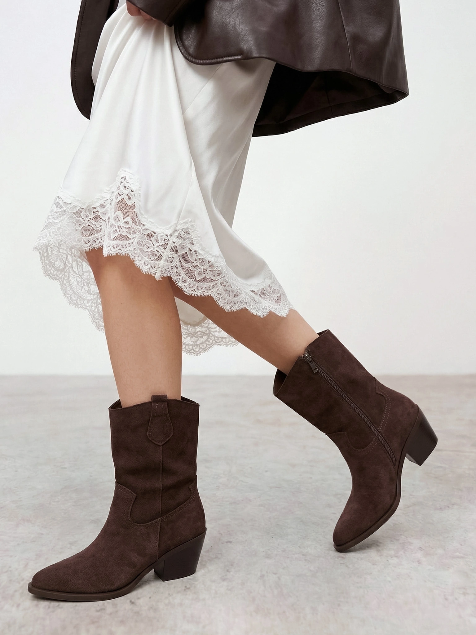 Сапоги-казаки укороченные  темно-коричневого цвета из натуральной замши